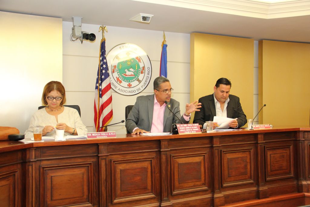 Desde la izquierda los senadores: Hon. Migdalia Padilla; Hon. Luis Daniel Rivera Filomeno, Presidente de la Comisión de Relaciones Laborales, Asuntos del Consumidor y Creación de Empleos; y el Hon. Martín Vargas Morales.