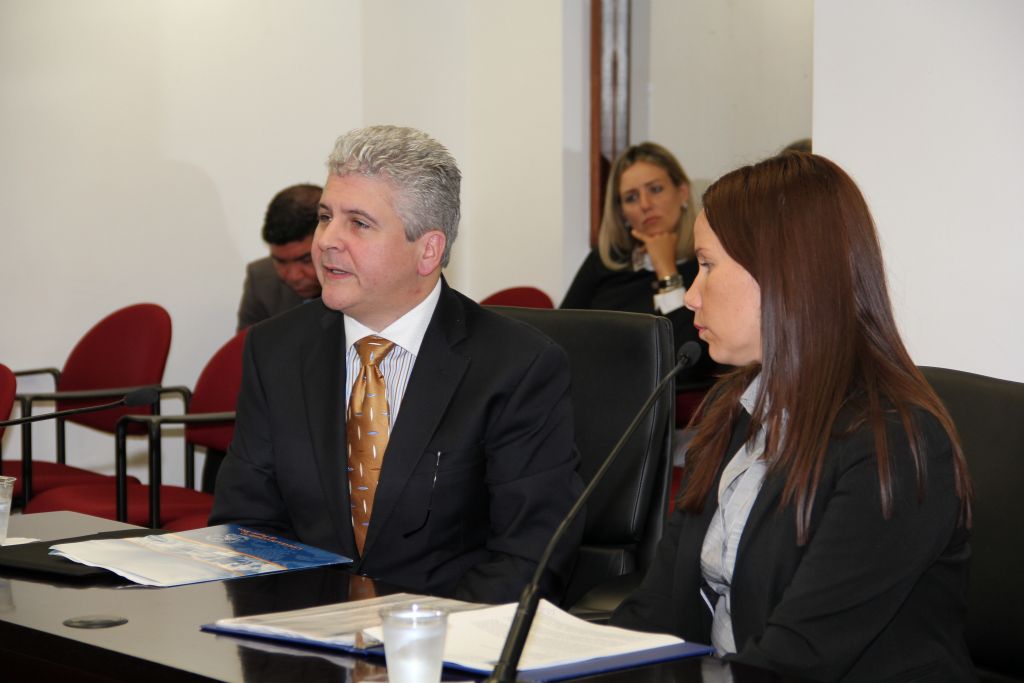 Lcdo. Alberto Estrella, Presidente del Comité de Comercio al Detal de la CCPR y la Lcda. Eunice S. Candelaria, Directora de Asuntos Legales y Legislativos de la CCPR.